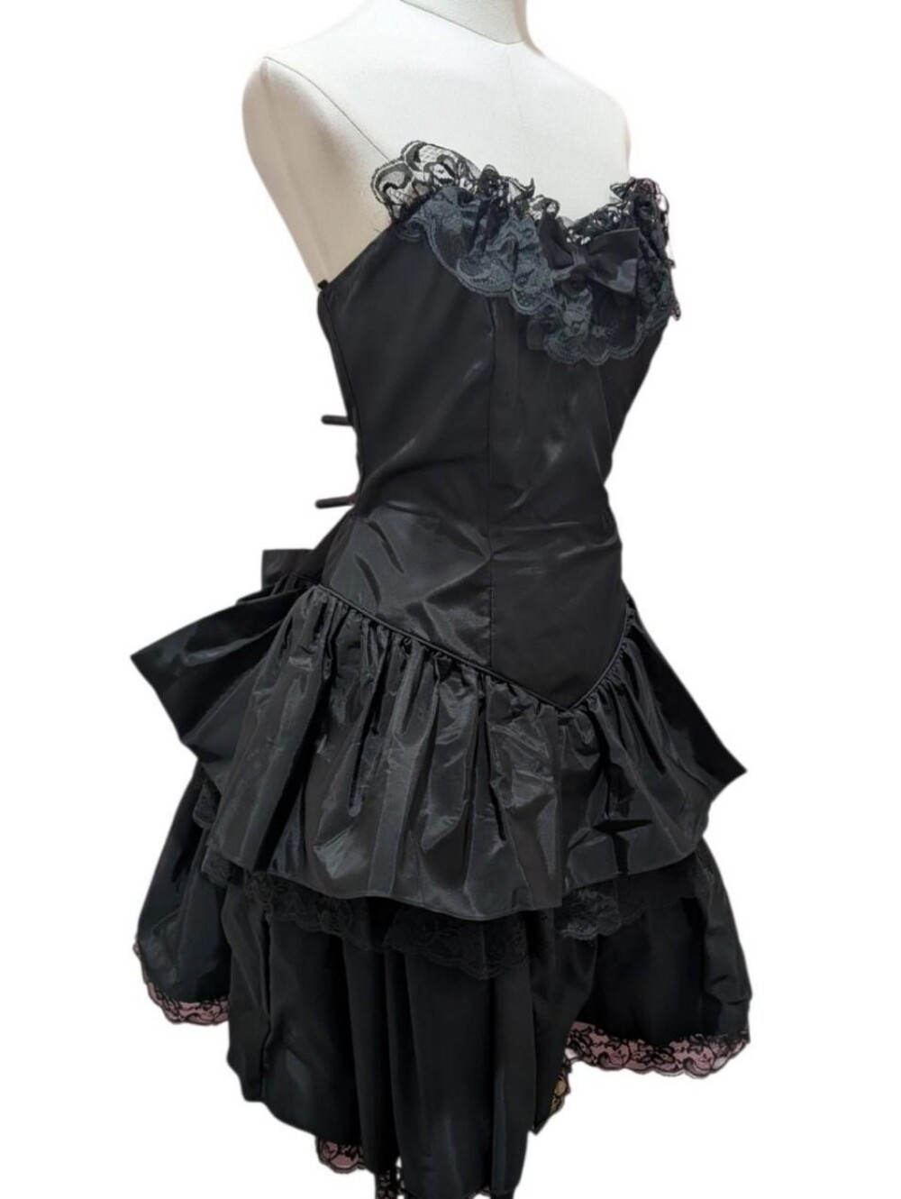 Vintage ILGWU Gothic Strapless Bow Dress (fits M/L) ‼️Price is firm‼️